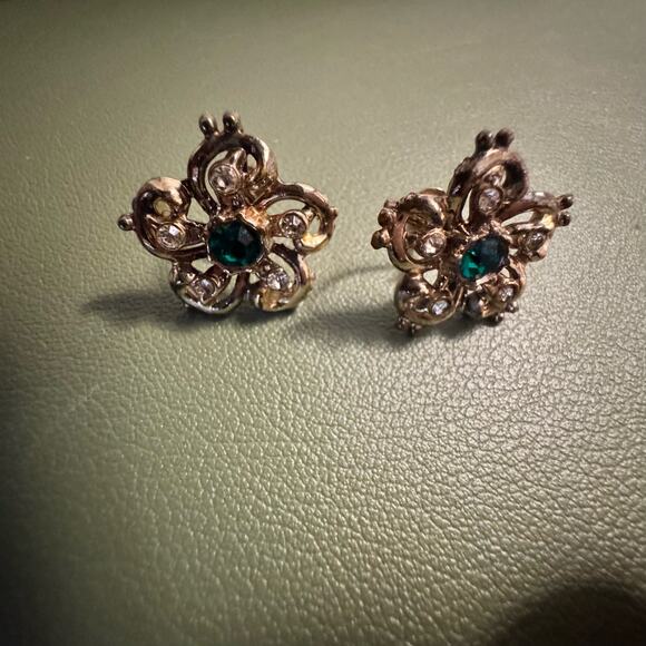 VTG Gold Colored Emerald Clear Rhinestones Screw Earrings Flower Floral Clip On - Picture 6 of 10